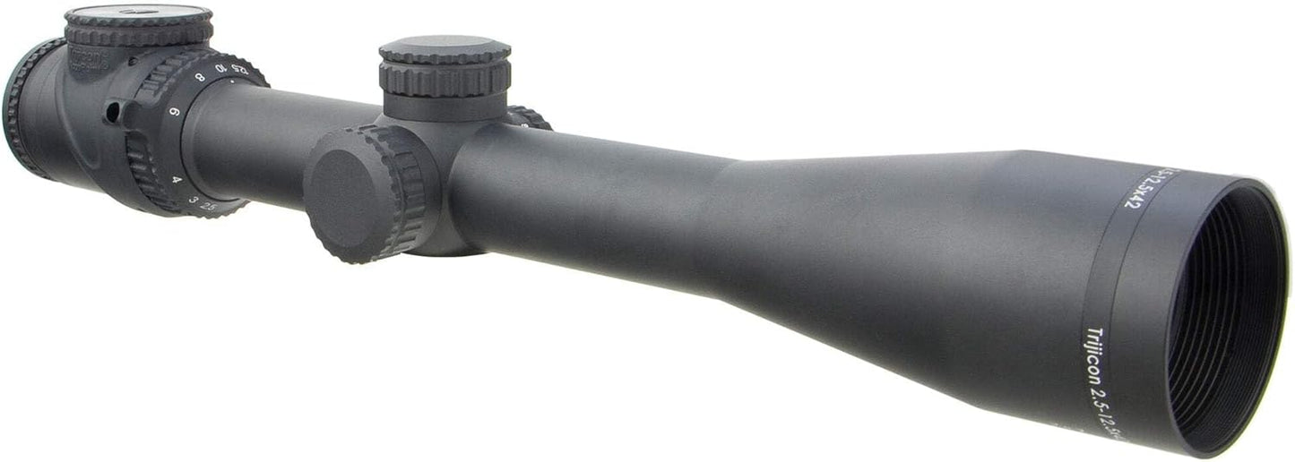 Trijicon AccuPoint 2.5-12.5x42 MOA Dot Crosshair c/ Green Dot – Precisão e Confiabilidade